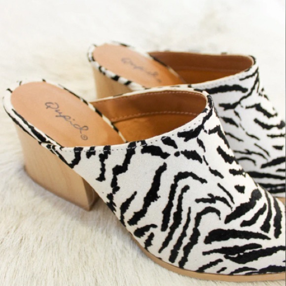 Twilight Safari Zebra Pointed Toe Chunky Heeled Mule - Picture 6 of 7